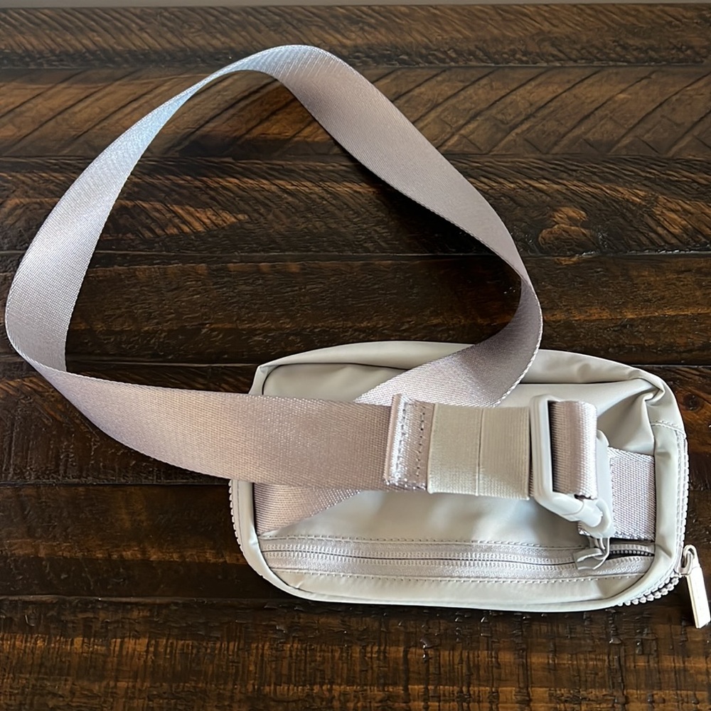 LULULEMON Everywhere Belt Bag, Silver Drop - Picture 4 of 4